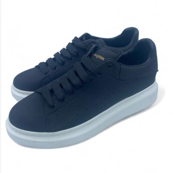 NWD- Alexander McQueen Men's Oversized Sneaker in BLACK/WHITE SZ - 42 MSRP$590 - Picture 4 of 7